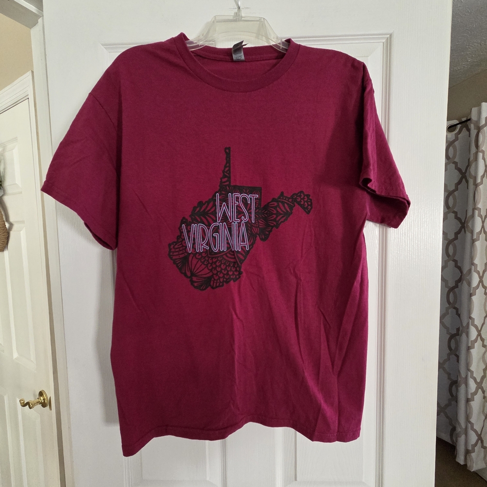 Gildan Berry Pink Crewneck T-Shirt with Tag Large